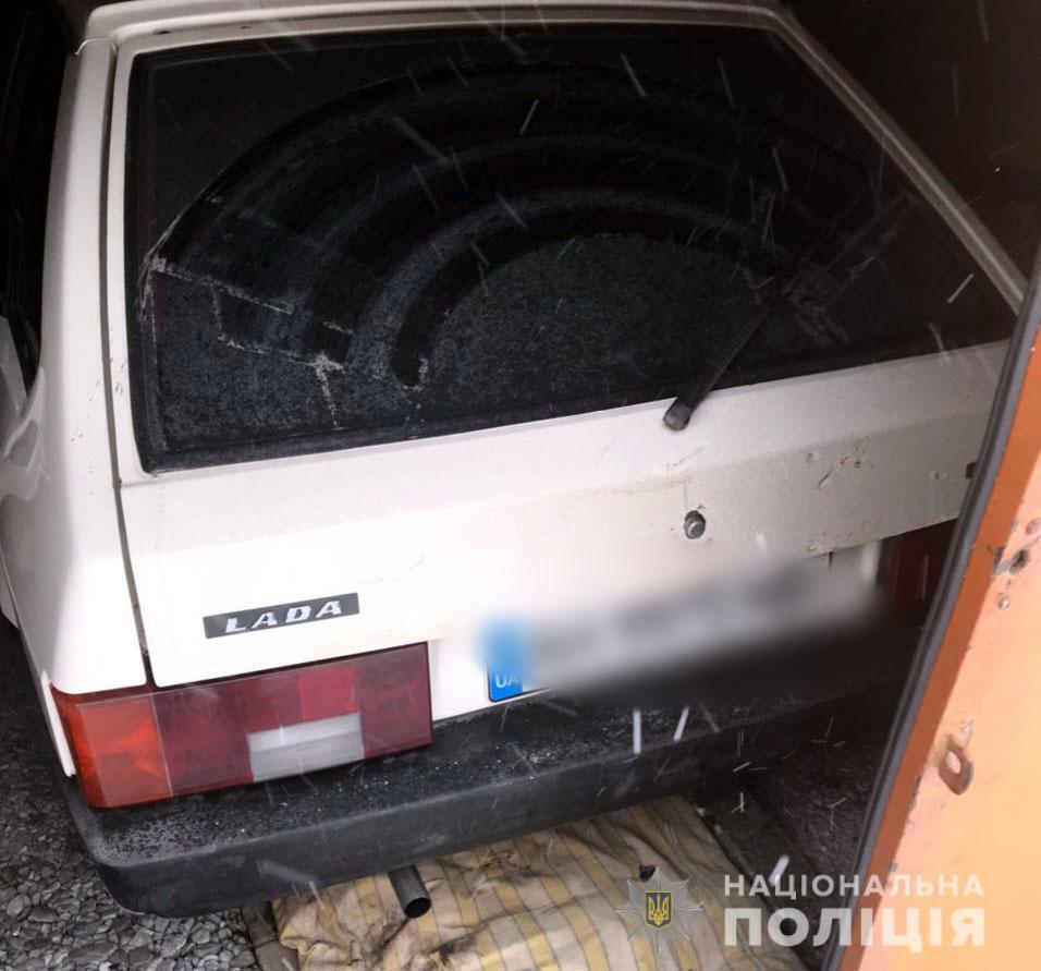 Поліція розслідує загибель двох людей у Новотроїцькому, які вчаділи в автомобілі