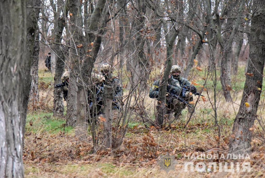 Поліція знешкодила озброєних злочинців і звільнила заручницю: навчальна спецоперація на Донеччині (ВІДЕО)