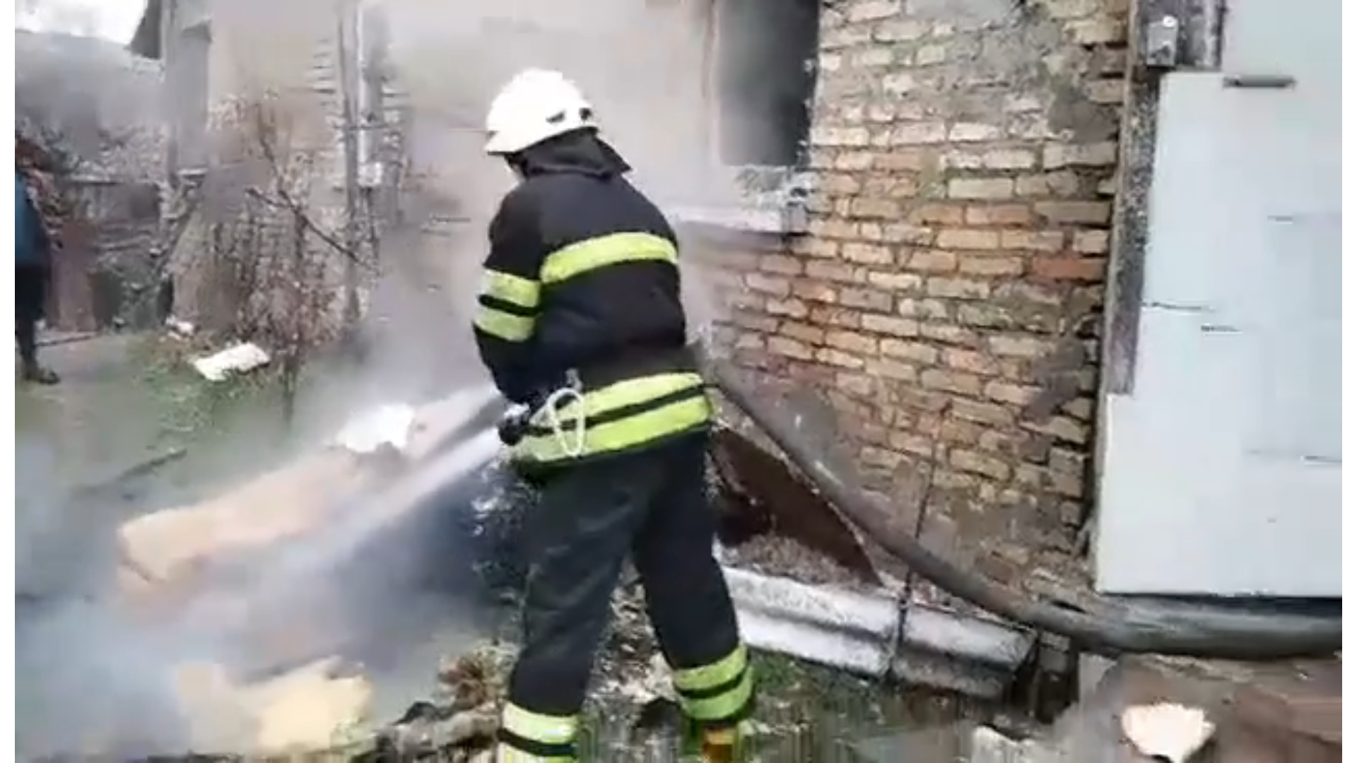 Черкаси: рятувальники ліквідували пожежу житлового будинку (ВІДЕО)