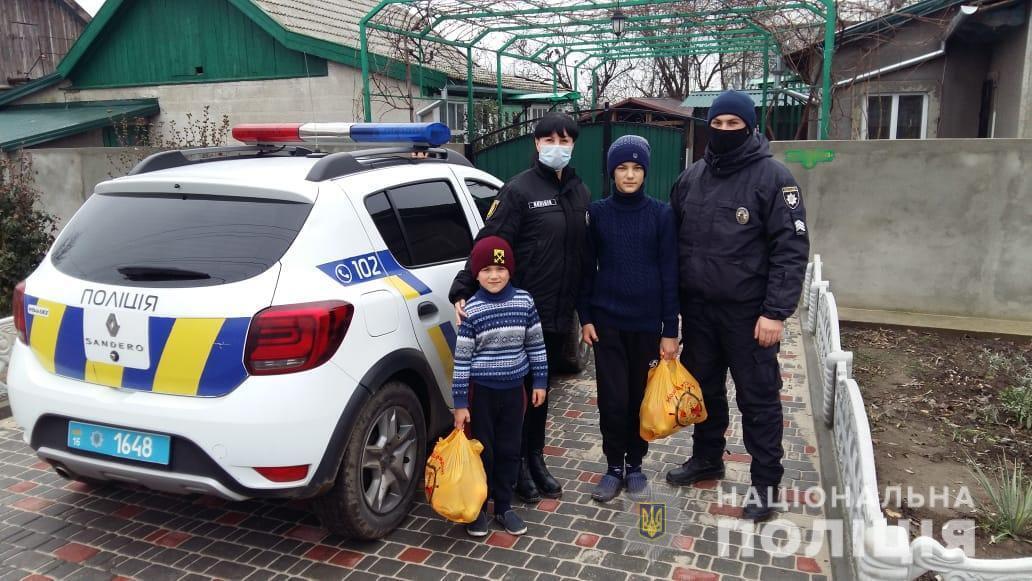 Поліцейські Одещини продовжують розносити діточкам гостинці від Святого Миколая