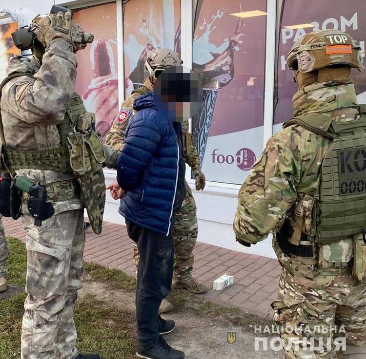 На Волині поліцейські викрили групу осіб у вимаганні 60 тисяч доларів «боргу»