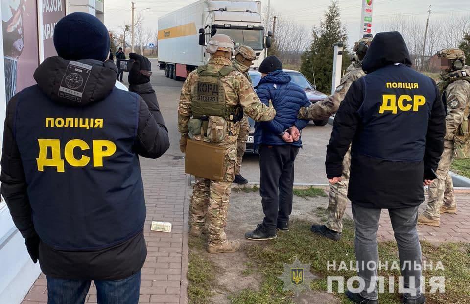 На Волині поліцейські викрили групу осіб у вимаганні 60 тисяч доларів «боргу»