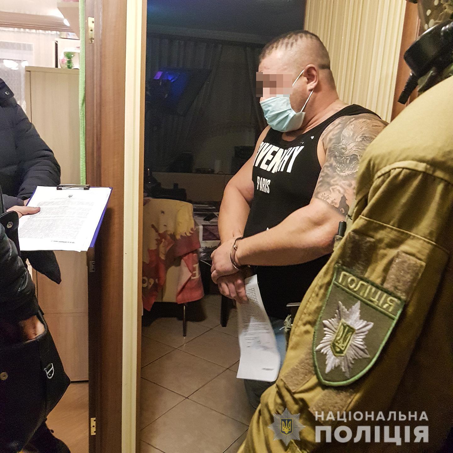 У Миколаєві правоохоронці затримали групу зловмисників на вимаганні 47 тисяч доларів неіснуючого боргу у підприємця