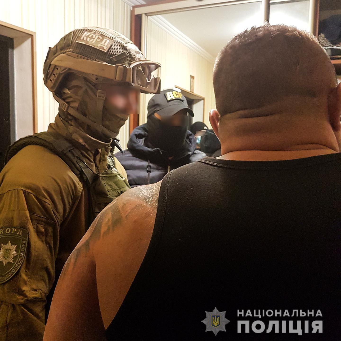 У Миколаєві правоохоронці затримали групу зловмисників на вимаганні 47 тисяч доларів неіснуючого боргу у підприємця