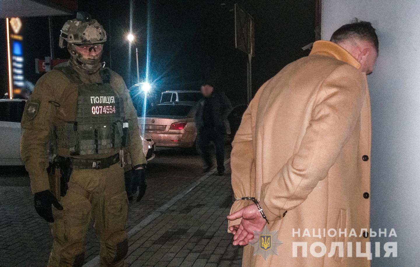 У Миколаєві правоохоронці затримали групу зловмисників на вимаганні 47 тисяч доларів неіснуючого боргу у підприємця