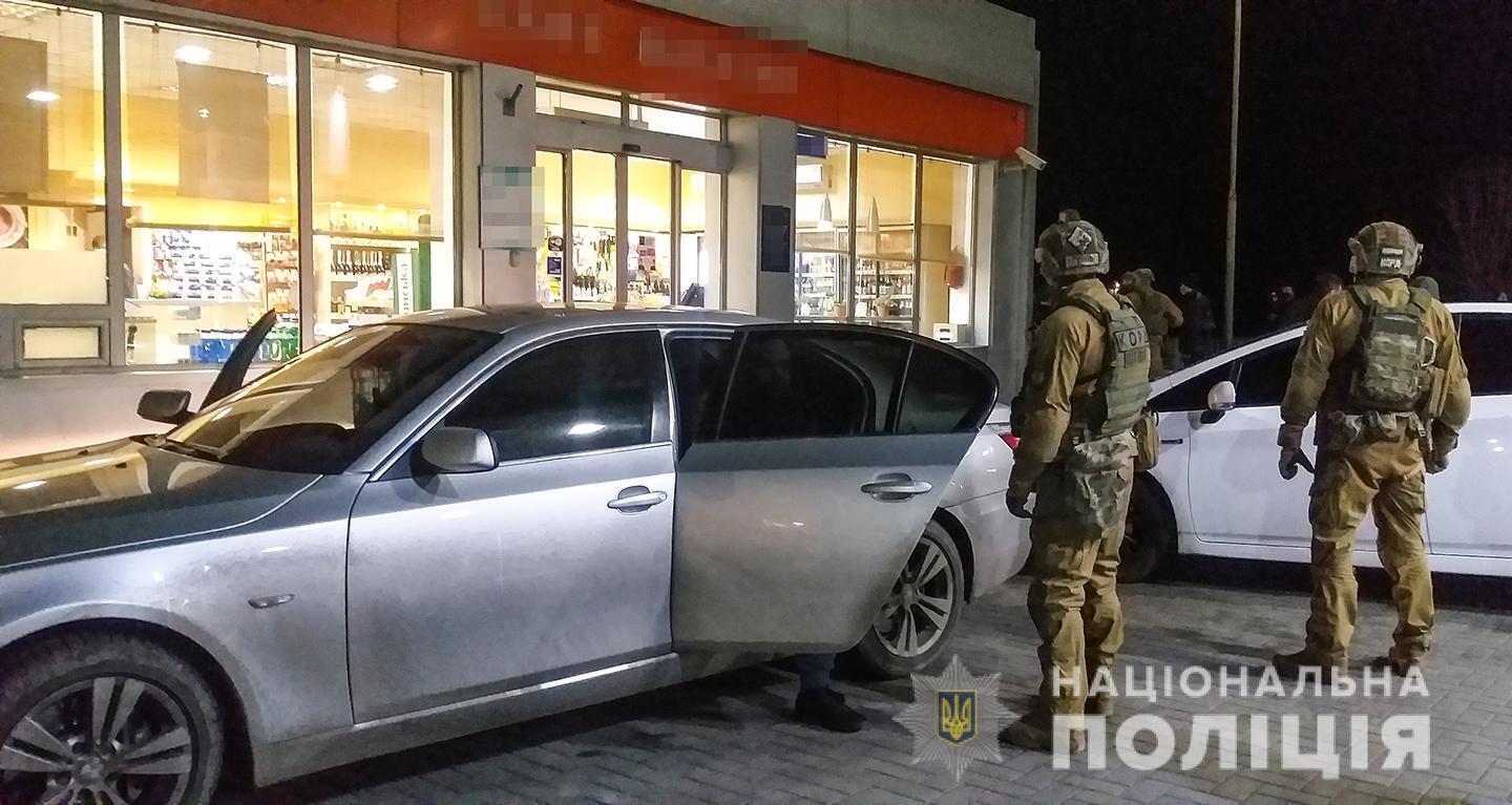У Миколаєві правоохоронці затримали групу зловмисників на вимаганні 47 тисяч доларів неіснуючого боргу у підприємця