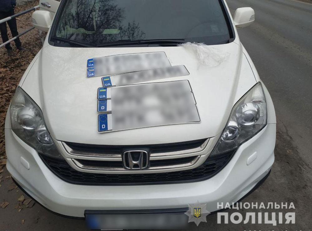 На Полтавщині поліція викрила злочинну групу, яка займалася продажем іномарок з підробленими документами та ідентифікуючими номерами