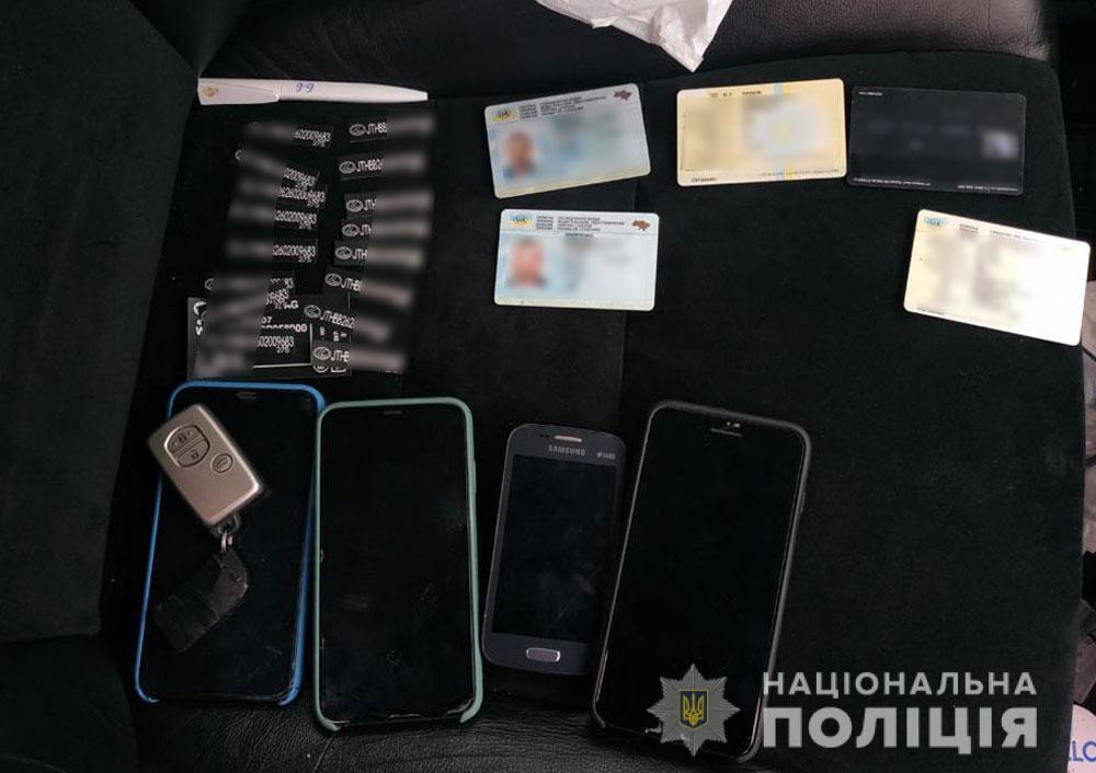 На Полтавщині поліція викрила злочинну групу, яка займалася продажем іномарок з підробленими документами та ідентифікуючими номерами