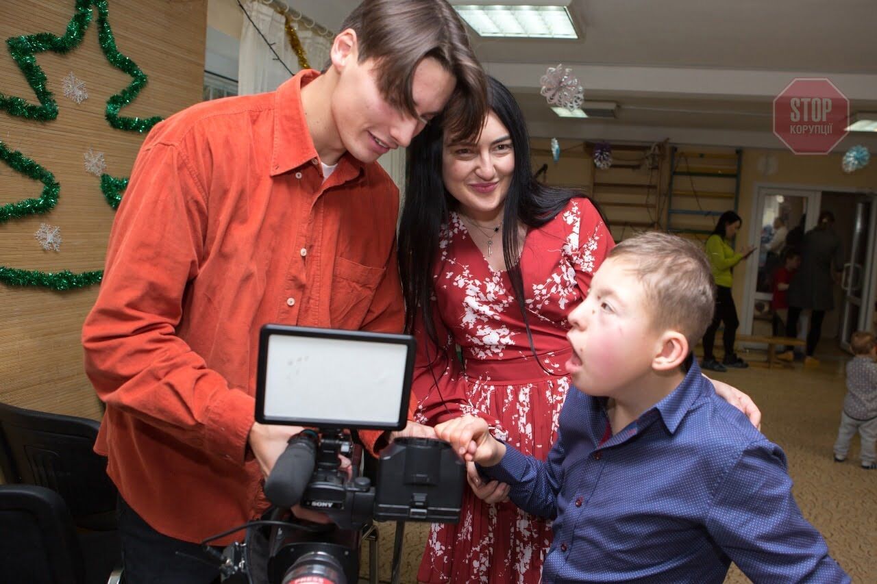 Представники ГО ''Стоп корупції'' привітали дітей зі святами Фото: СтопКор