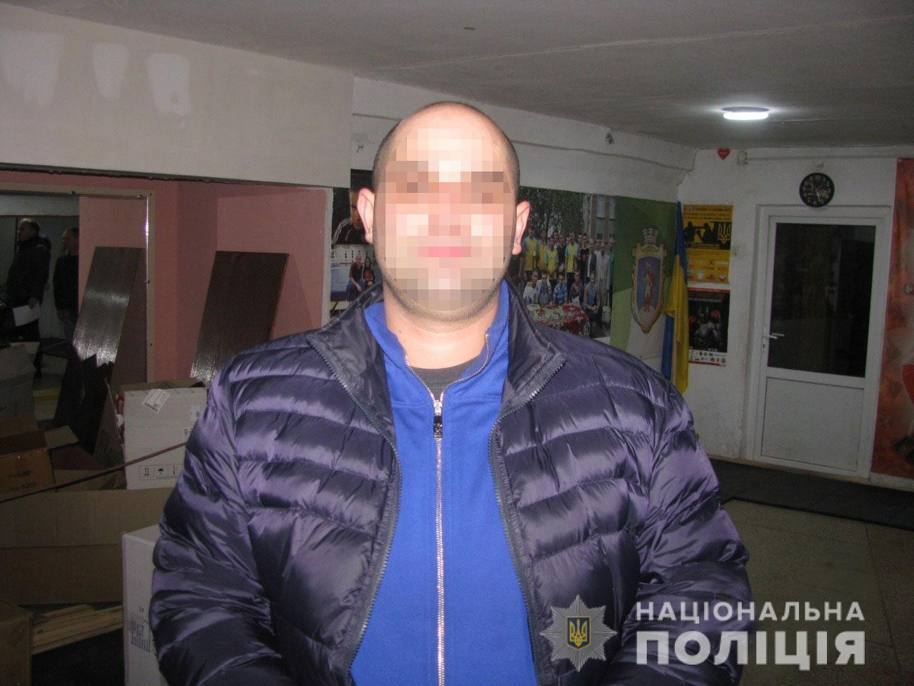 На Черкащині поліцейські затримали чоловіка, який обікрав магазин мобільних телефонів