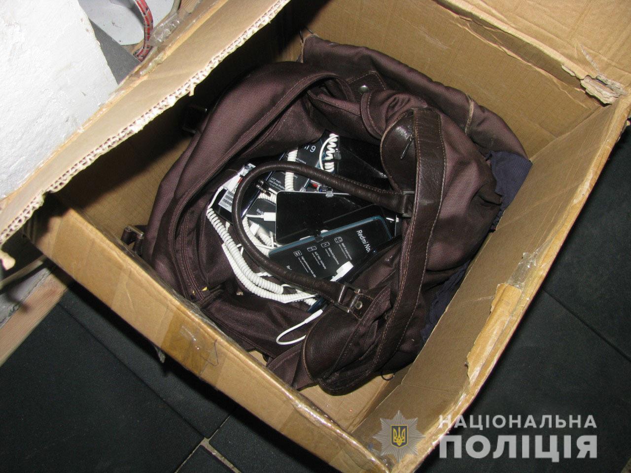 На Черкащині поліцейські затримали чоловіка, який обікрав магазин мобільних телефонів