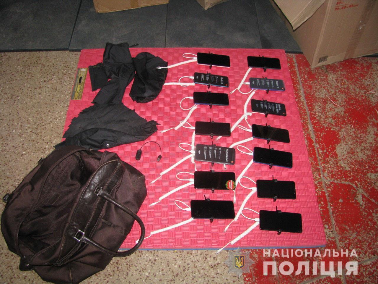На Черкащині поліцейські затримали чоловіка, який обікрав магазин мобільних телефонів