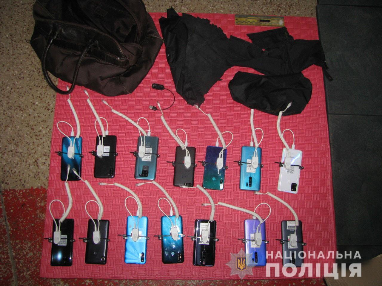 На Черкащині поліцейські затримали чоловіка, який обікрав магазин мобільних телефонів