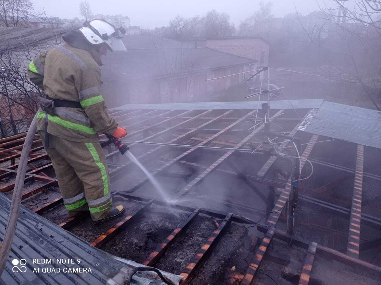 Івано-Франківська область: вогнеборці ліквідували пожежу покрівлі гаражного приміщення в місті Долина