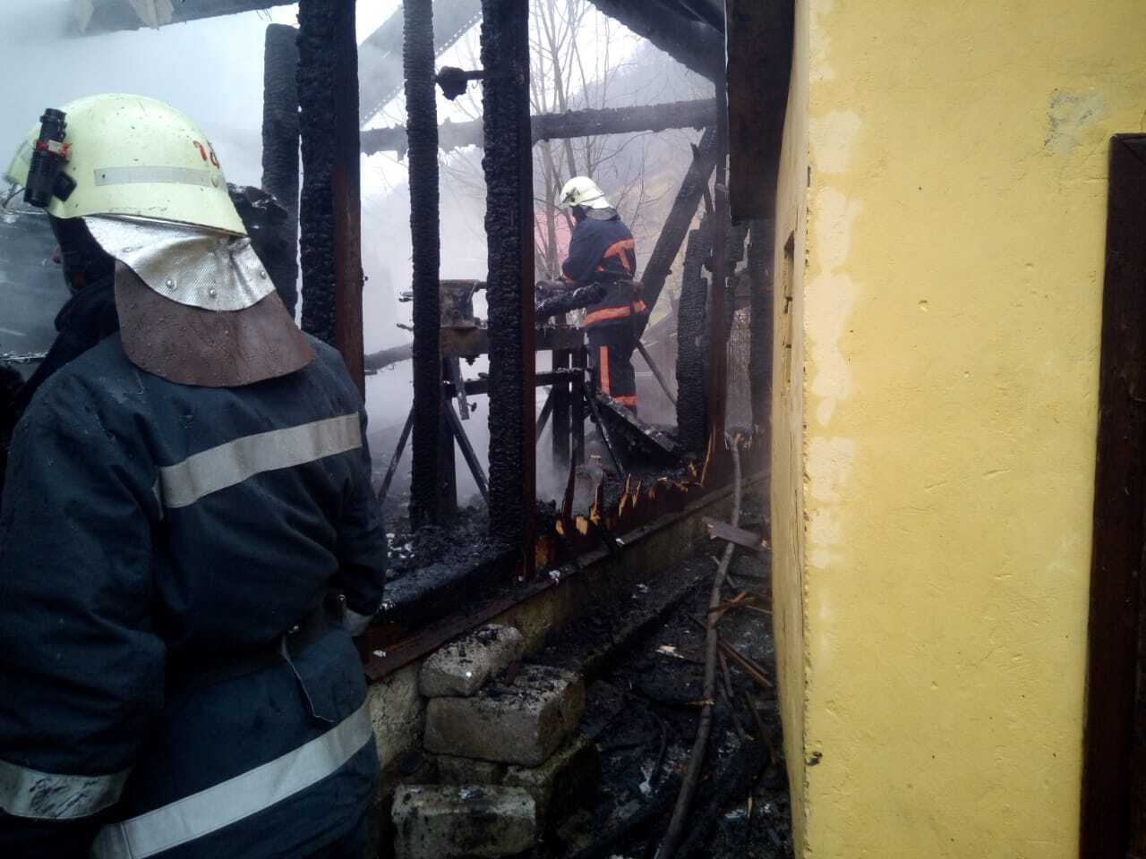 Івано-Франківська область: вогнеборці ліквідували пожежу дерев’яної господарської будівлі в селі Малий Рожин