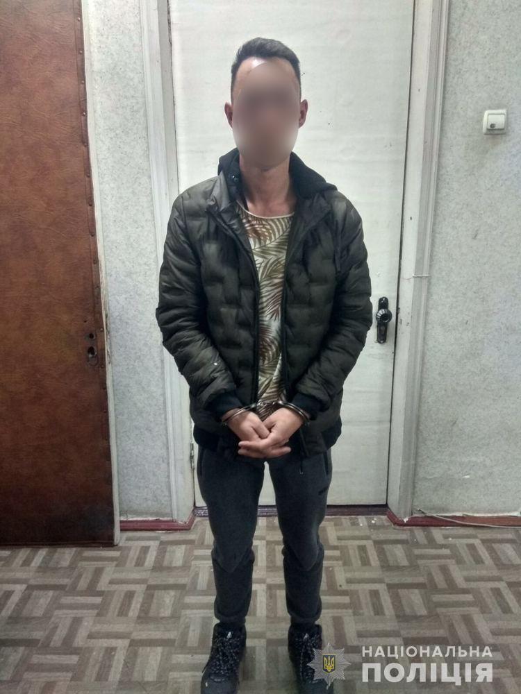 У Миколаєві поліцейські затримали чоловіка, у якого вилучили наркотиків на чверть мільйона гривень