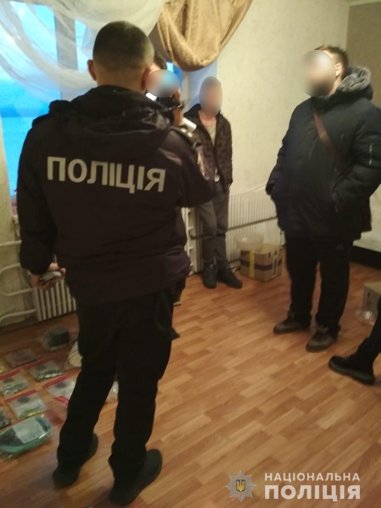 У Миколаєві поліцейські затримали чоловіка, у якого вилучили наркотиків на чверть мільйона гривень