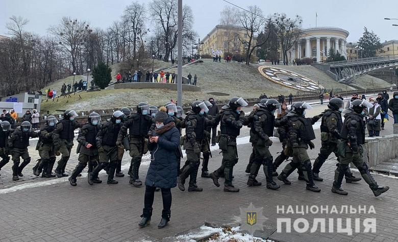 Поліцейські проводять із учасниками акції превентивні заходи для відновлення правопорядку на Майдані Незалежності