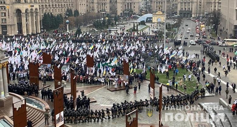 Поліцейські проводять із учасниками акції превентивні заходи для відновлення правопорядку на Майдані Незалежності