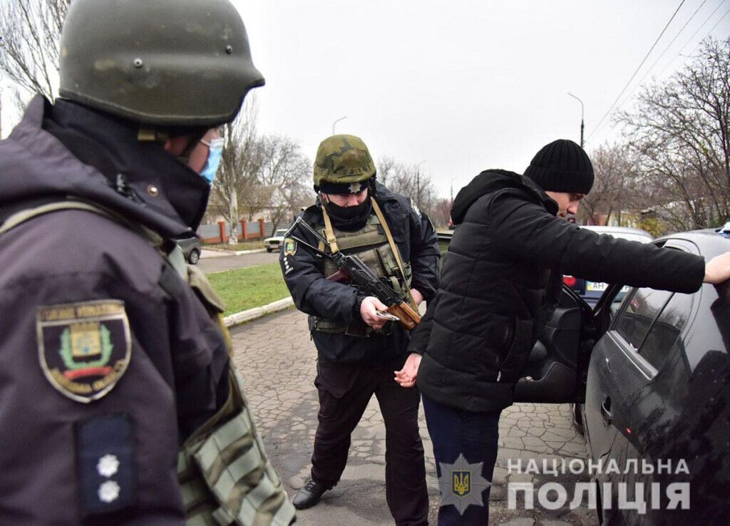 Поліція знешкодила озброєних злочинців і звільнила заручницю: навчальна спецоперація на Донеччині (ВІДЕО)