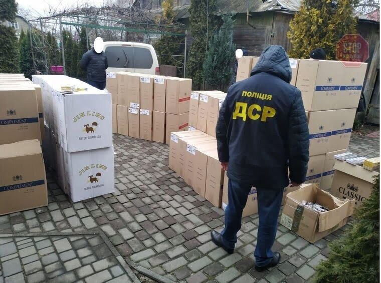 Поліція викрила схему торгівлі цигарками з окупованих територій Донбасу (фото)