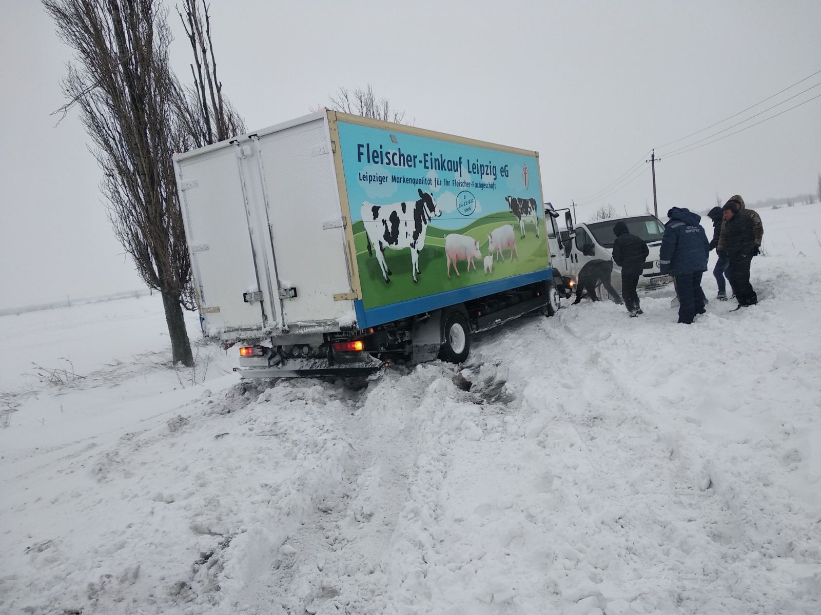 Рятувальники Донеччини продовжують ліквідовувати наслідки негоди: за добу бійці ДСНС 7 разів залучались для надання допомоги