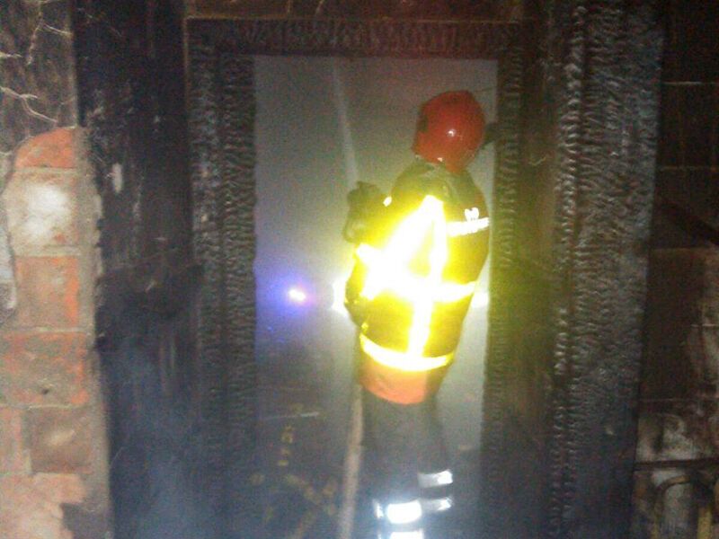 У Закарпатській області під час пожежі вогнеборці врятували власника будинку