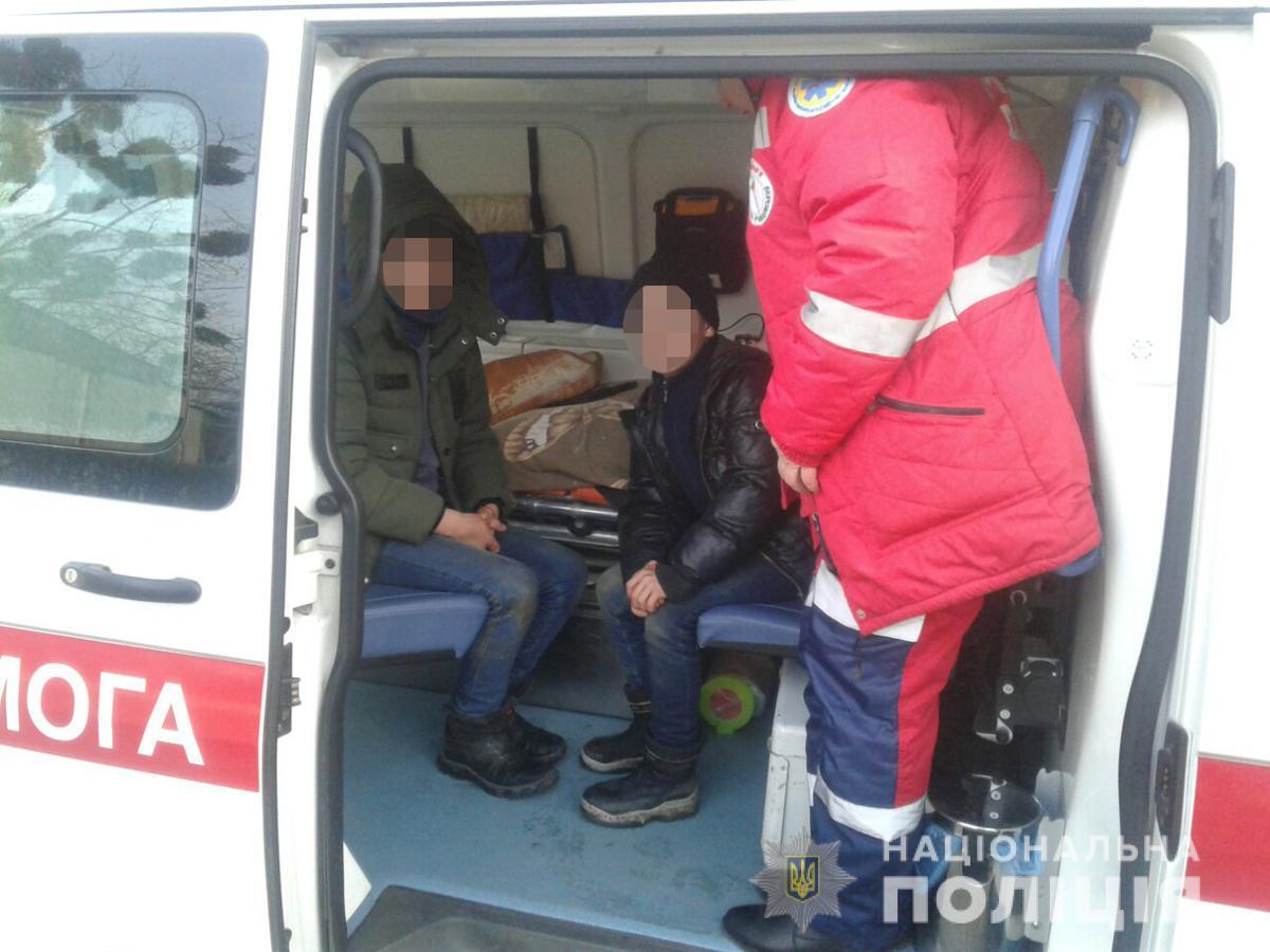 На Житомирщині поліцейські та рятувальники витягнули на берег річки човен із дітьми