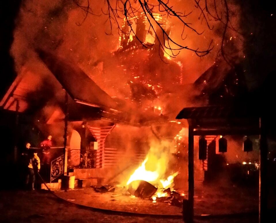 Закарпатські вогнеборці приборкали пожежу в церкві
