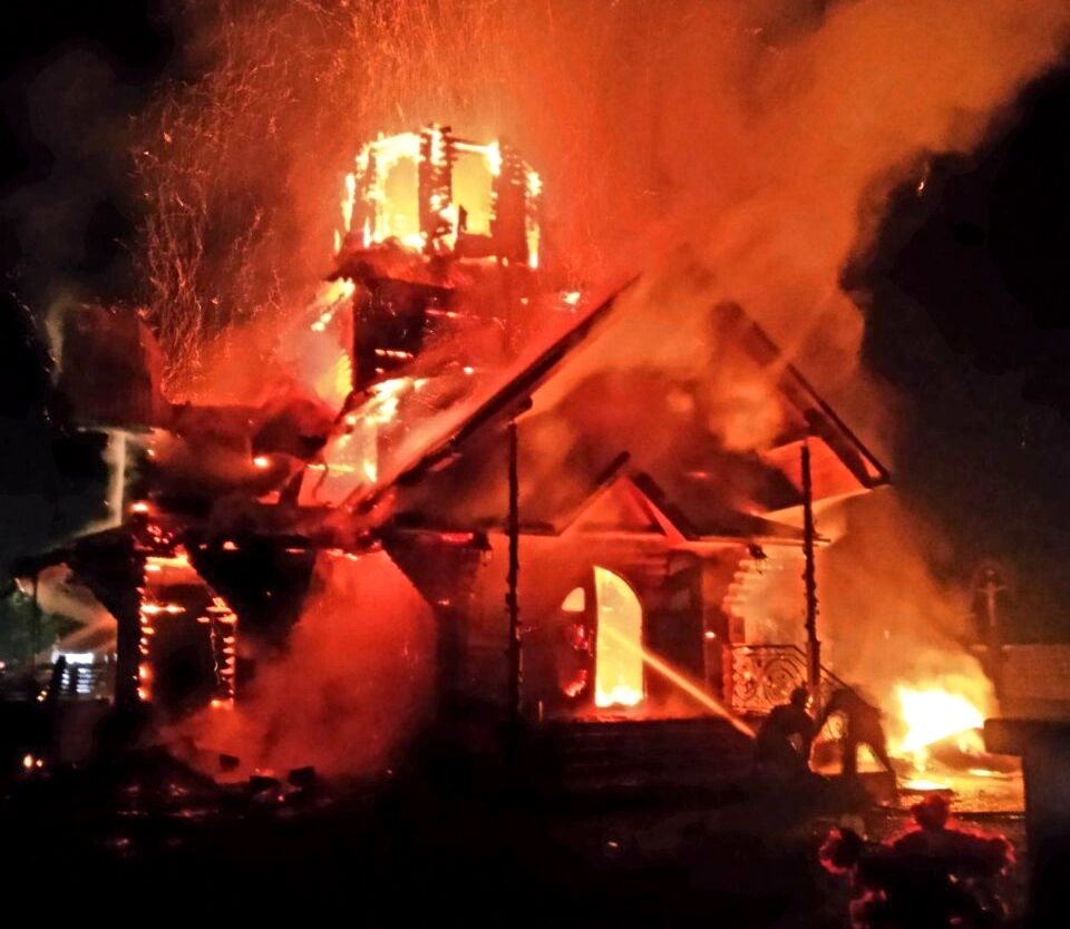 Закарпатські вогнеборці приборкали пожежу в церкві