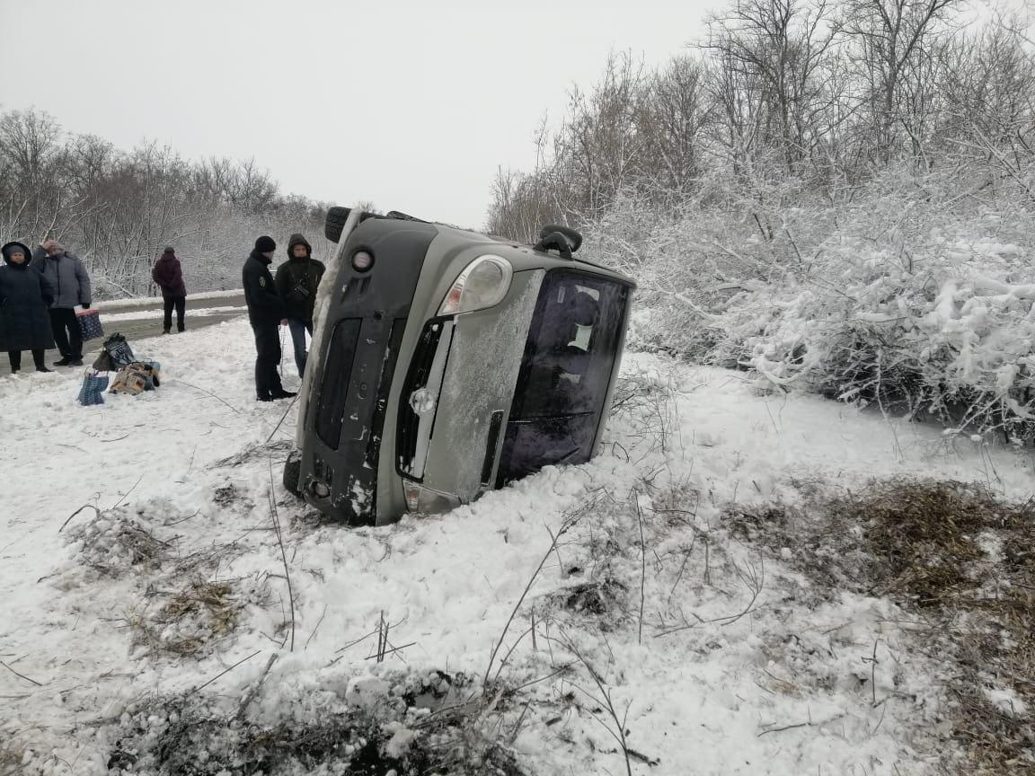 Донеччина: рятувальники допомогли водієві мікроавтобуса, який потрапив у ДТП