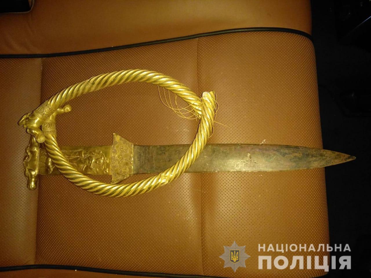 На Черкащині поліцейські виявили у чоловіка старовинні предмети які можуть мати історичну та культурну цінність