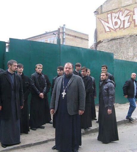 В Десятинном переулке застройщика охраняли попы в рясах
