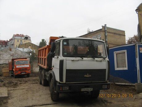 В Десятинном переулке застройщика охраняли попы в рясах