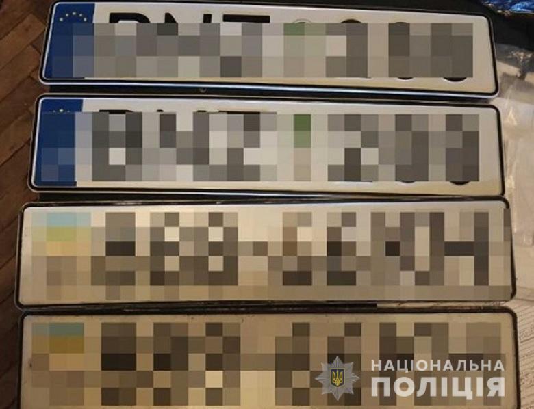 У Києві під час обшуку у викрадача іномарки слідчі виявили арсенал зброї та боєприпасів