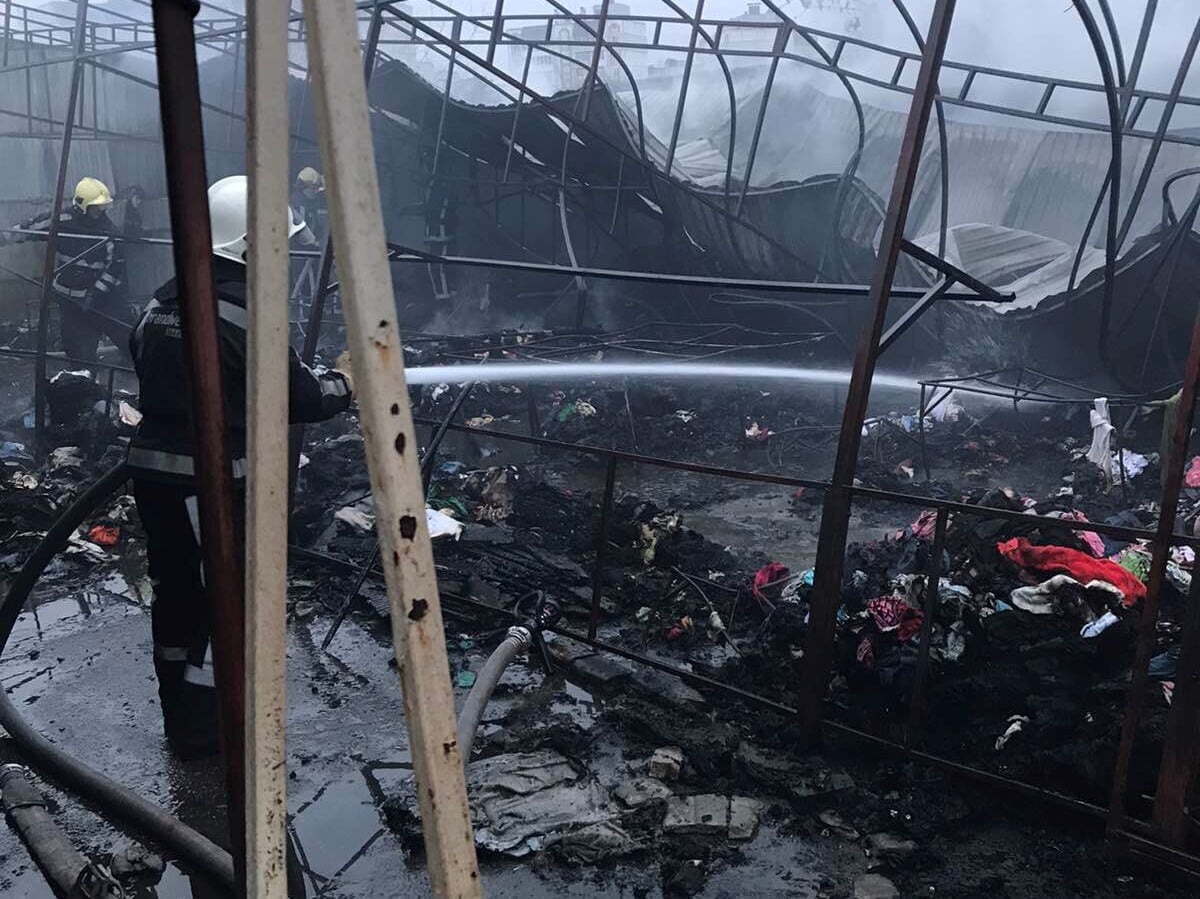 Київська область : рятувальниками ліквідовано пожежу у торгівельному павільйоні