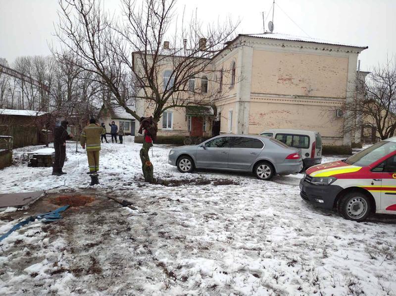 Полтавська область: рятувальники витягли 2 чоловіків з вигрібної ями