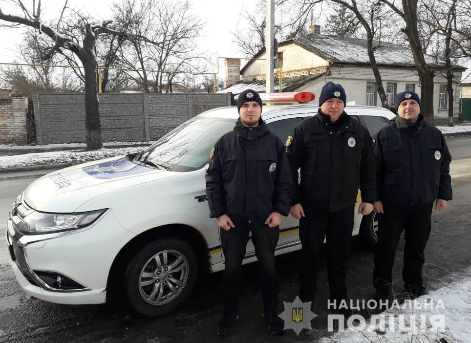 На Кіровоградщині поліцейські врятували чоловіка з палаючого автомобіля