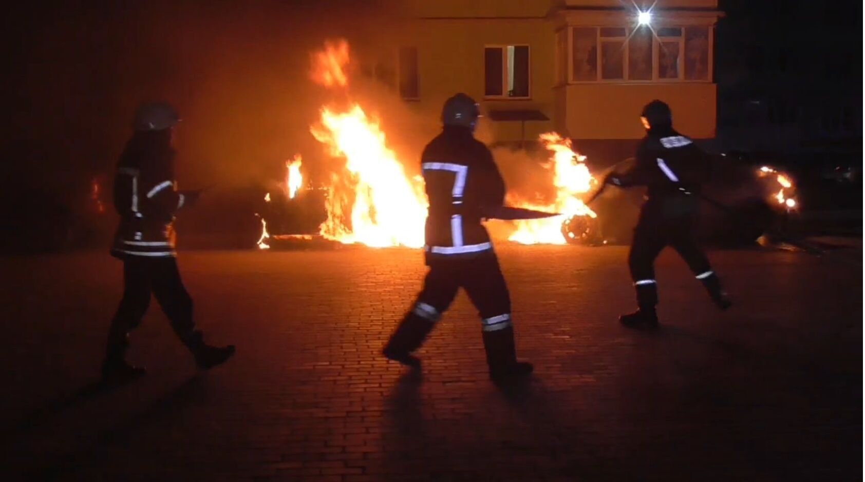 У Сумах вогнеборці приборкали загоряння двох легковиків (ВІДЕО)
