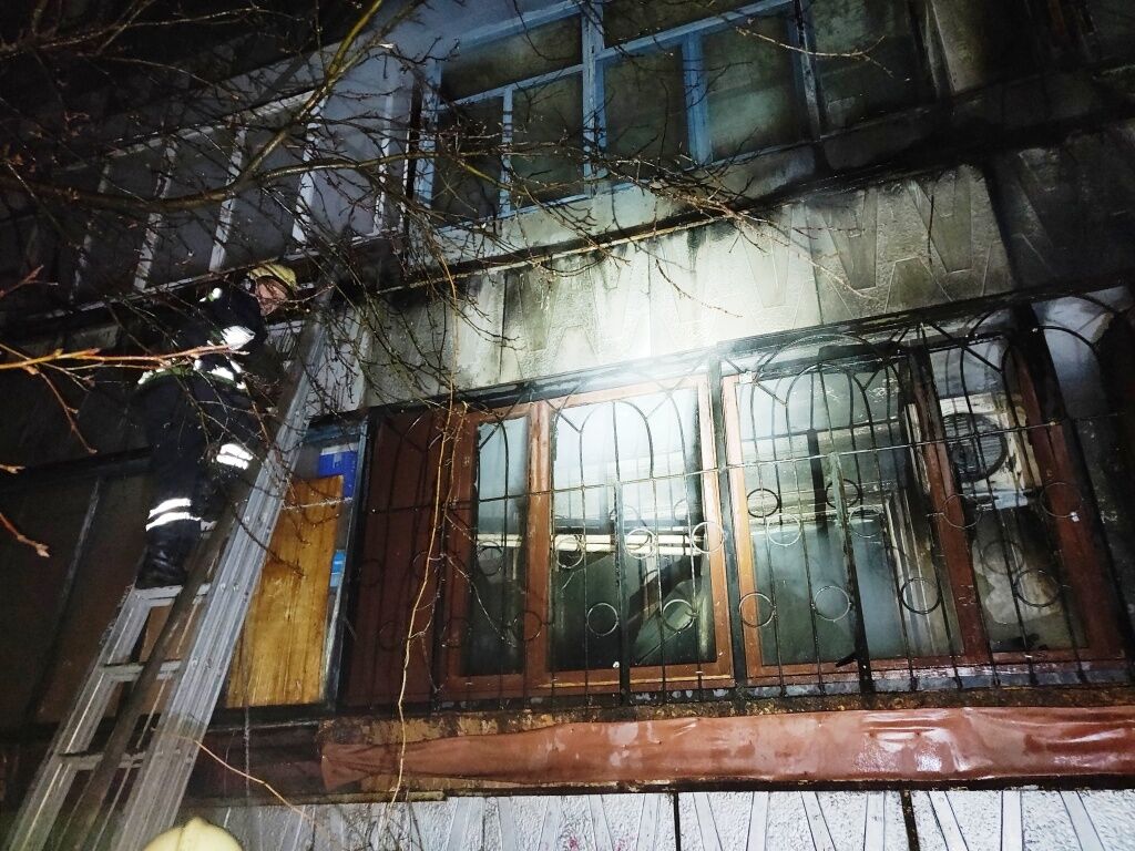 м. Запоріжжя: рятувальники ліквідували пожежу у багатоповерхівці