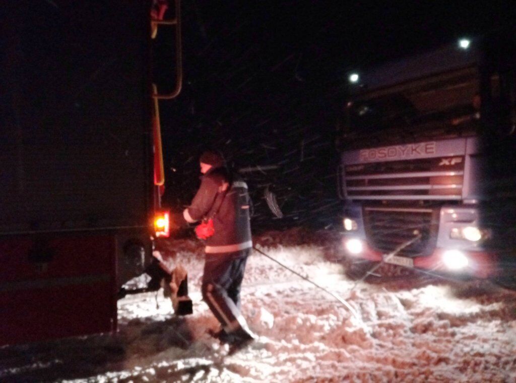 Херсонщина: рятувальники на автошляху деблокували із снігового замету 10 вантажних автомобілів