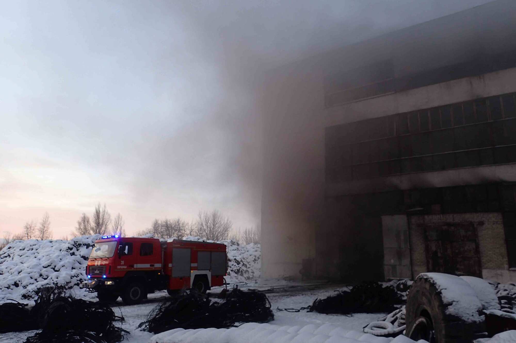 Луганська область: рятувальники запобігли вибуху пропанового балону під час ліквідації загоряння виробів на підприємстві