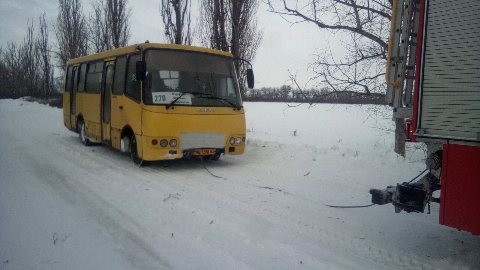 На Донеччині рятувальники чотири рази виїжджали у Нікольський район допомагати водіям та пасажирам застряглих на дорогах автомобілів та автобусів