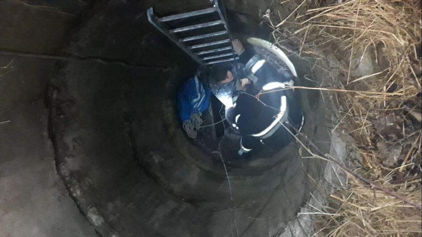 Чернівецька область: рятувальники допомогли вибратися чоловіку, котрий впав у колодязь