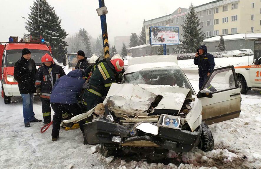 Полтавська область: рятувальники деблокували постраждалого з понівеченого внаслідок ДТП автомобіля