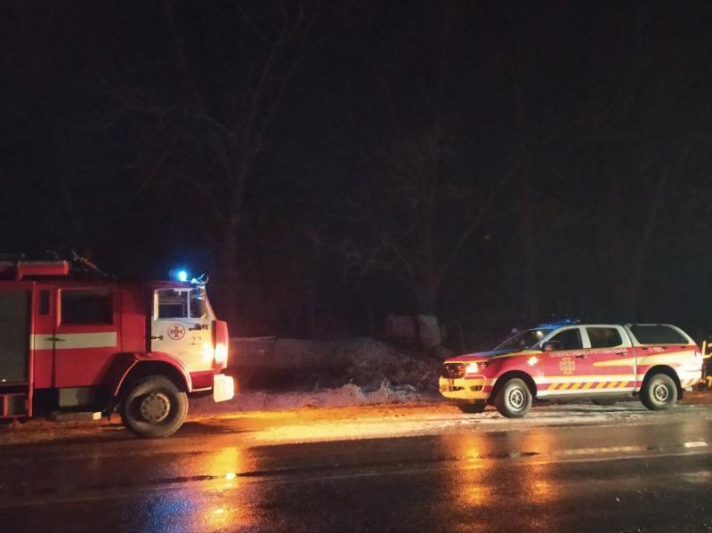 Хмельницька область: бійці ДСНС ліквідували наслідки смертельної ДТП