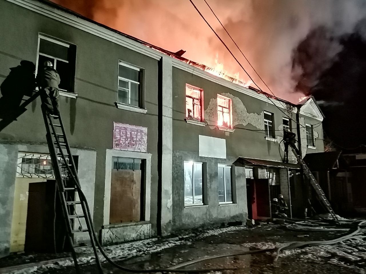 Харківська область: під час ліквідації пожежі у двоповерховій нежитловій будівлі рятувальники виявили тіло загиблого чоловіка