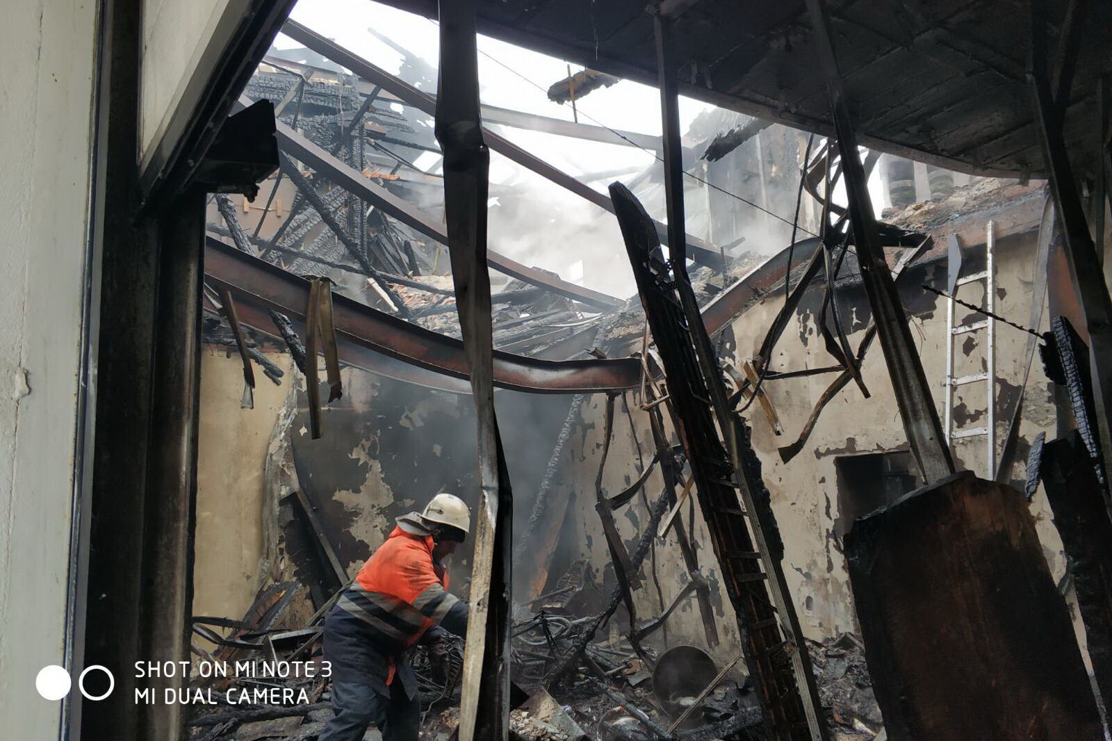 Харківська область: під час ліквідації пожежі у двоповерховій нежитловій будівлі рятувальники виявили тіло загиблого чоловіка