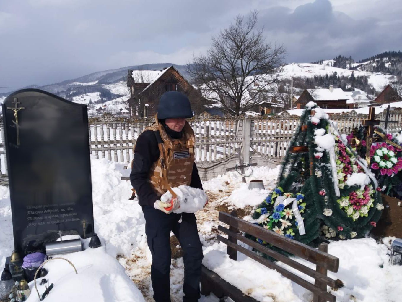 Піротехніки знищили три боєприпаси, що громадяни виявили на кладовищі
