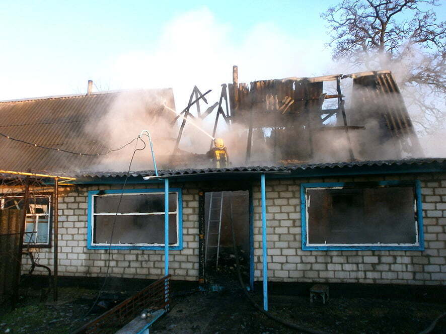 Полтавська область: рятувальники ліквідували пожежу в будинку